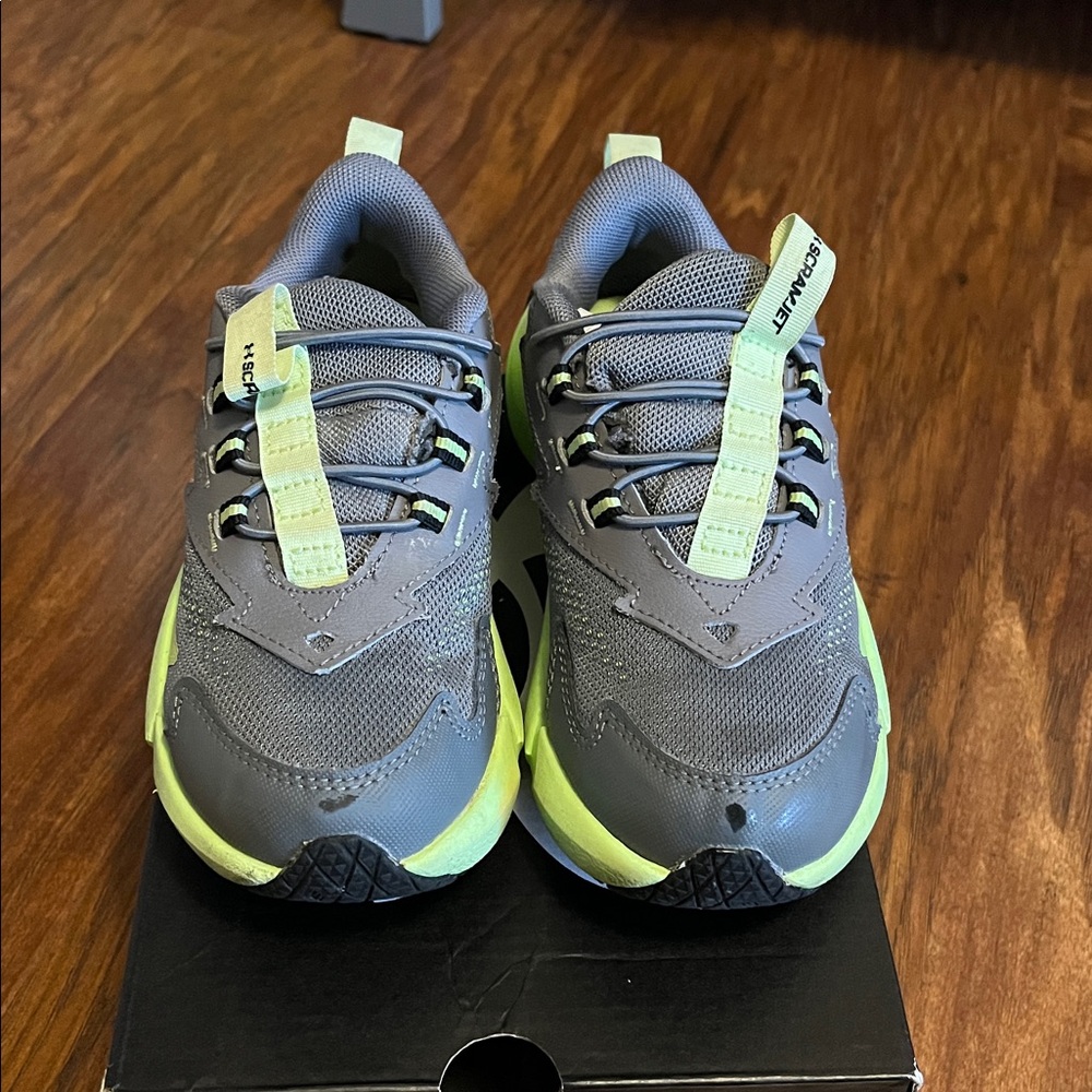 Boys UNDER ARMOUR tennis shoes